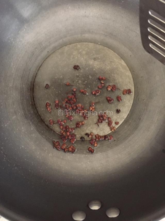 起火先炒花椒，花椒出味后，捞起花椒（直接扔了，花椒味道已在油里）