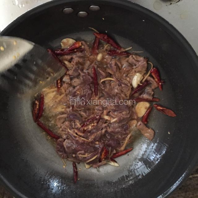 放猪肝、蒜骨、青辣椒爆炒。