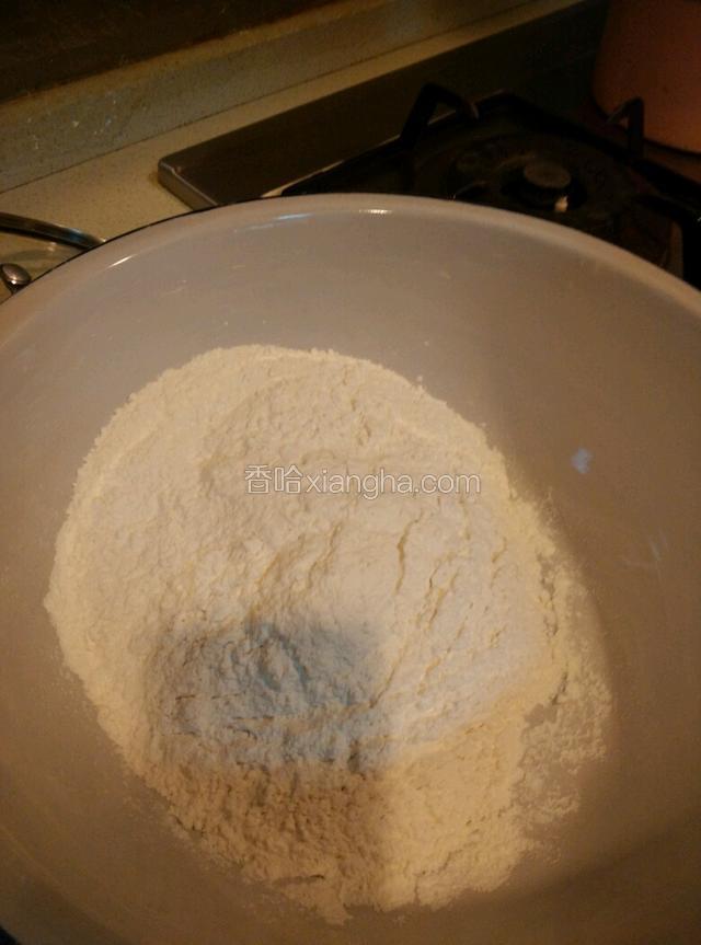 两小碗面粉，加少许小苏打，三小勺糖。
