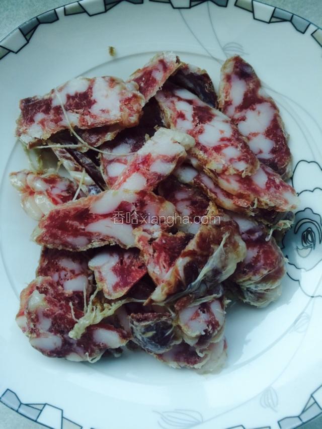 香肠切片 蒸熟 （香肠是我冬天自己做的 外面的香肠 我从来不吃 ）