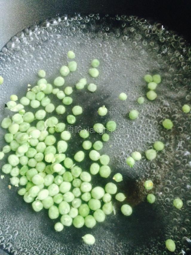 豌豆热水绰下（豌豆是前段时间 豌豆成熟时 我剥好在冰箱冷冻的 现在市场上是没卖的了）