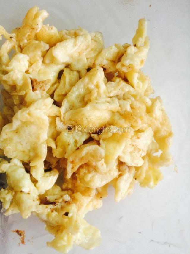 鸡蛋炒熟 切碎 盛出来 备用