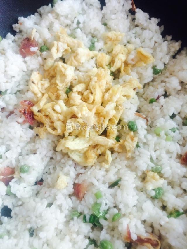 米饭炒散后 倒入炒好的鸡蛋 在继续翻炒