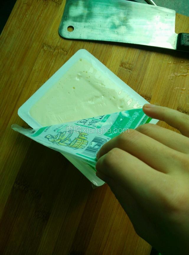 买的盒装豆腐，所以好多人取得时候搞不干净浪费很多，下面教大家一个小妙招，先撕掉盒子上的塑料膜
