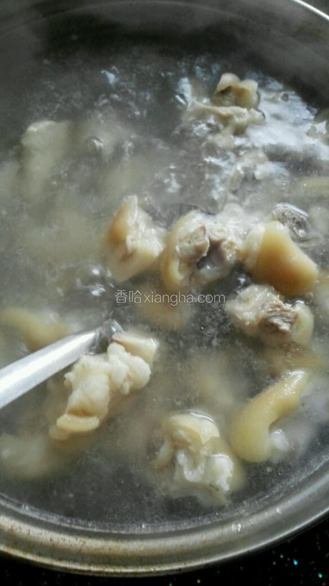 冷水上锅，将猪脚倒进去煮，水开了捞出泡沫，放两勺白酒去除腥味，再煮40分钟左右！