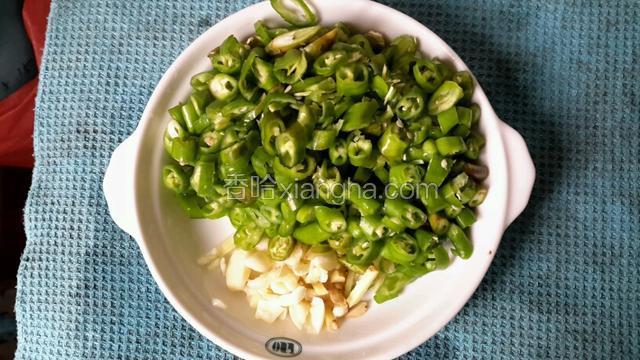 青尖椒（其实红辣椒更好，今天没买到）切圈，要辣的这种哦，不然不好吃。姜蒜切碎
