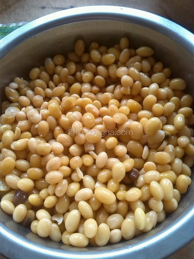 黄豆煮熟捞出备用