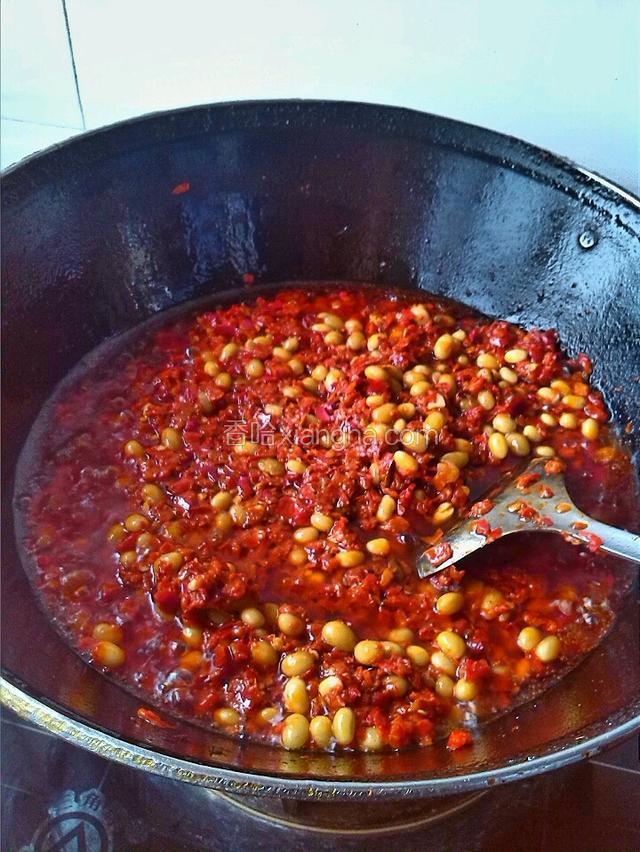 倒入熟黄豆炒20分钟