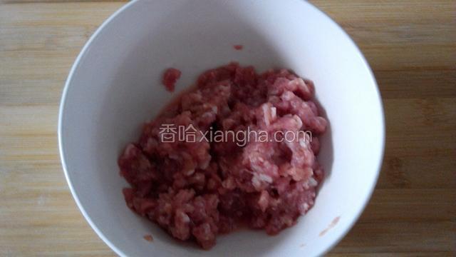 肉末用料酒和少许盐，水淀粉腌20分钟