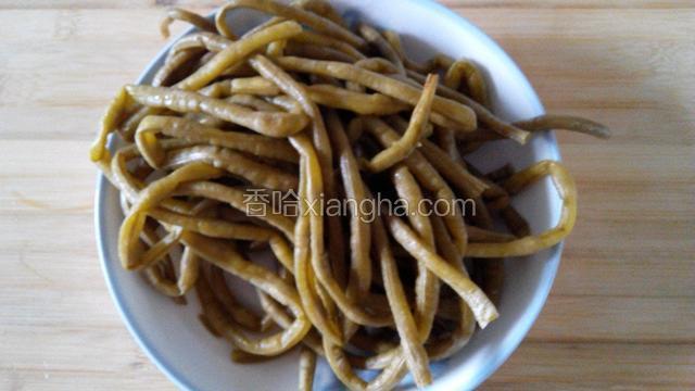 酸豆角洗净，泡清水里20分钟以上