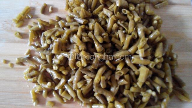 捞出酸豆角，控干水分，切成丁
