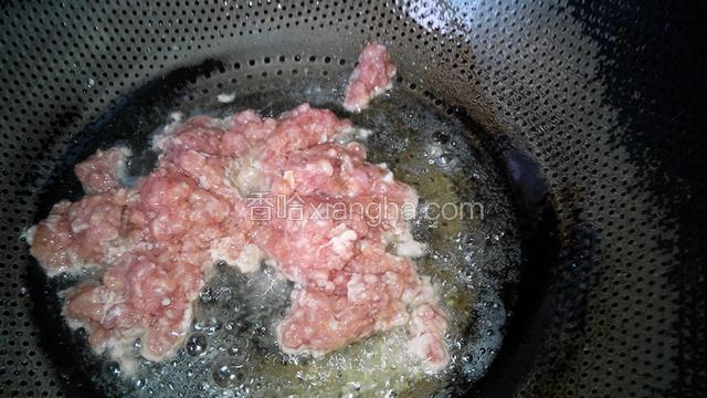 火上坐锅，热锅凉油，放入肉末