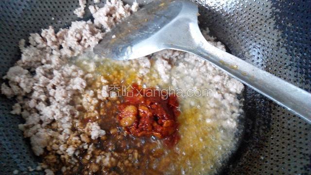 炒至肉末变白，加入一勺红油豆瓣酱