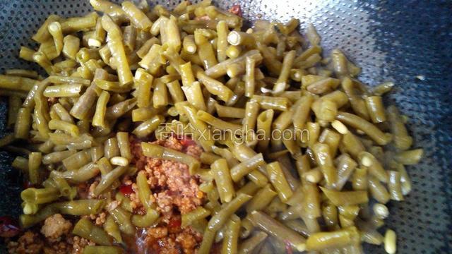 倒入酸豆角翻炒