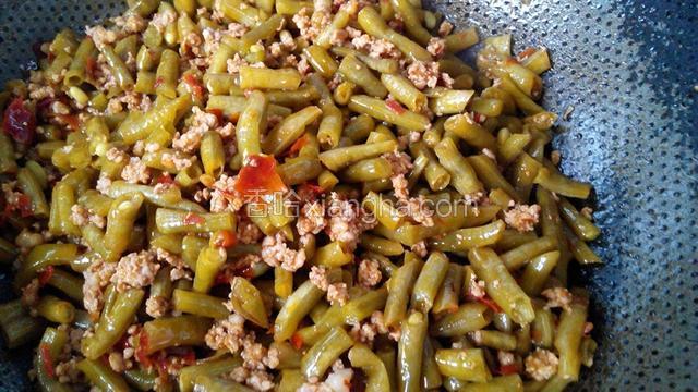翻炒均匀，盖上锅盖，炒4-5分钟，