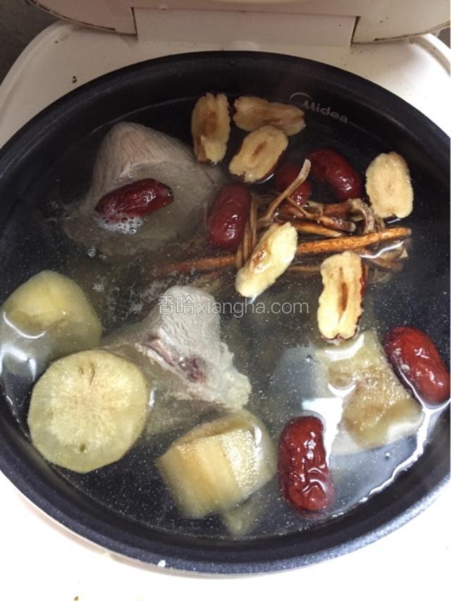 所以材料一起煮，大火滚后，最小火煮至2个钟。即可；你会闻到很想的椰子味，太棒了。