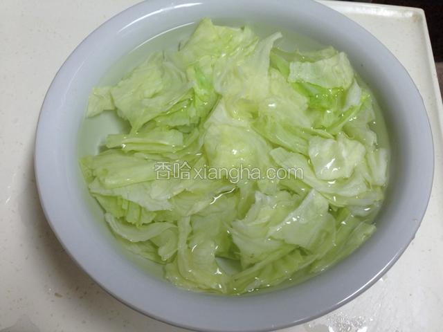 包菜用开水略微焯一下，微微变色即可