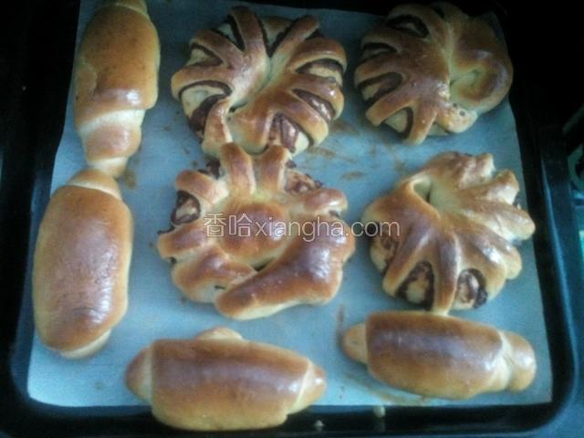 剩下的面团做了豆沙面包圈和黄油卷面包