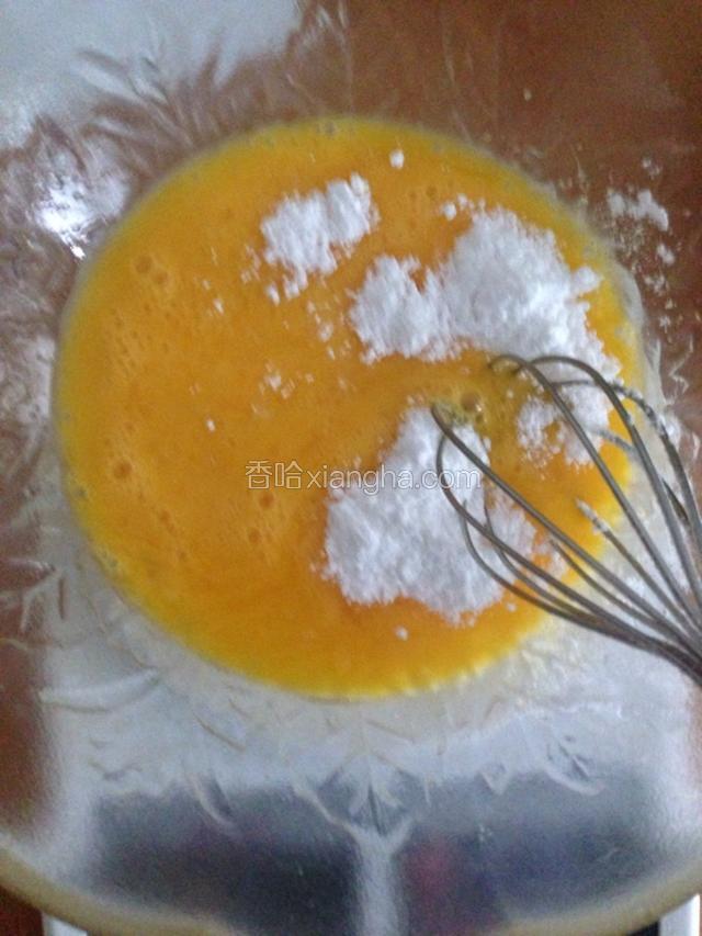 取两个大个的鸡蛋打入大碗里,搅匀。加入盐和糖粉,继续搅拌。