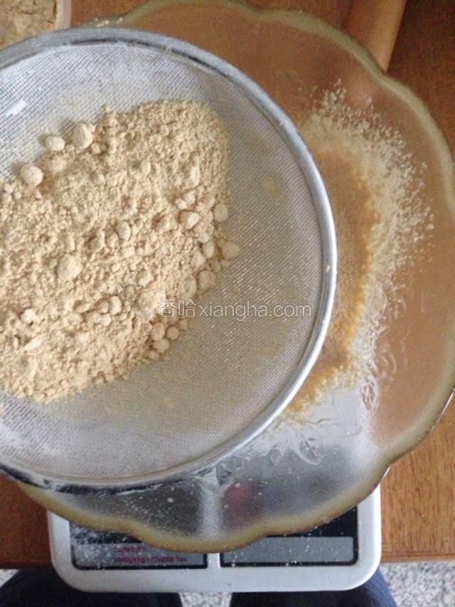 黄豆粉低筋面粉小苏打混合,筛入蛋液的大碗中。