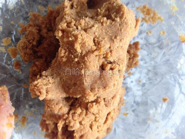 用刮刀翻拌至均匀,稍微揉成团。