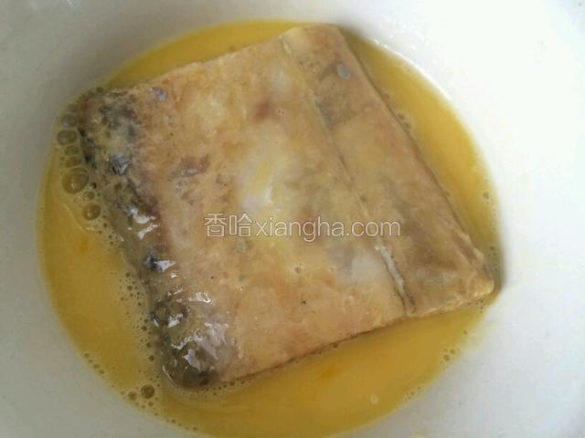 带鱼段（清理掉花椒粒）放入鸡蛋液中，均匀裹上蛋液；
