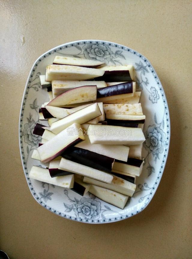 茄子洗净，切成均匀细长条，备用！