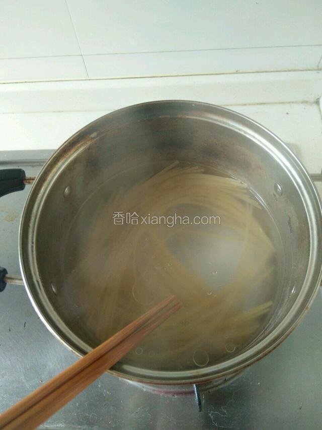 冷水烧沸放入通心面，加入少许油，盐，小火煮至7分钟