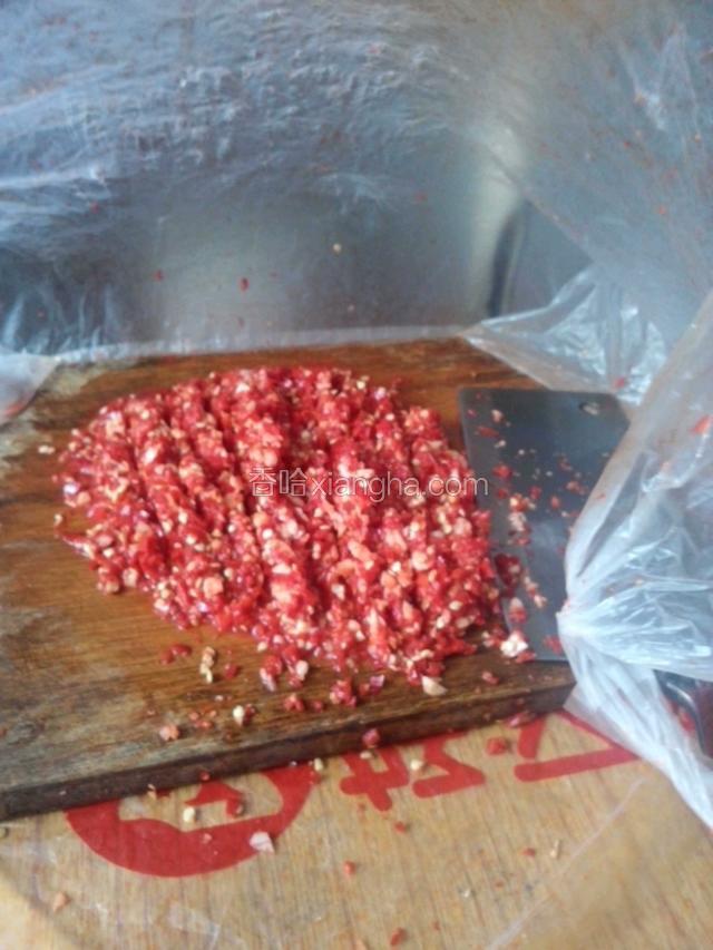 把沥干水份的红辣椒蒜头，剁碎，放盐，白糖