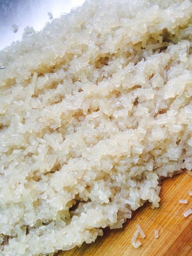粉丝开水烫下 虑干水 切碎
