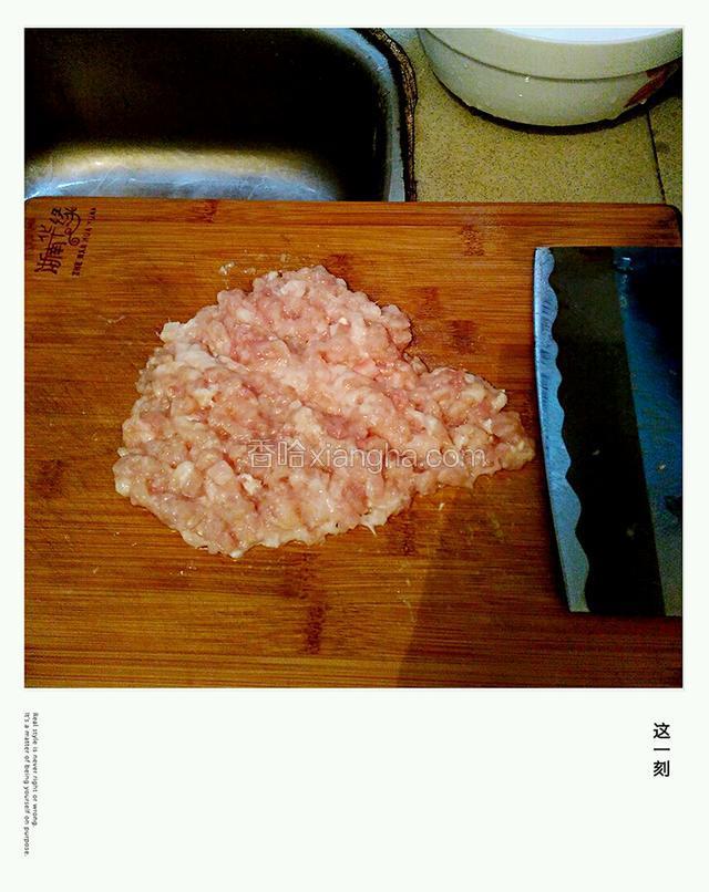 买有肥有瘦的肉肉，我买了7块钱的肉肉(13元一斤)。回家洗干净切片，再剁成肉沫，越碎越好，我手劲有限，剁的一般。