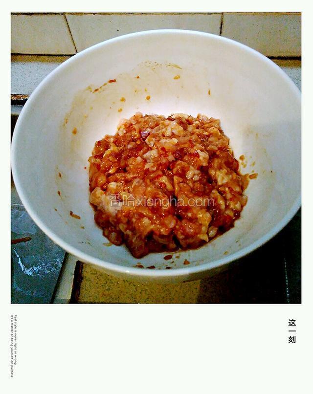 先把剁好的肉肉放到碗里用料酒，盐，老抽腌一下让肉肉入味。