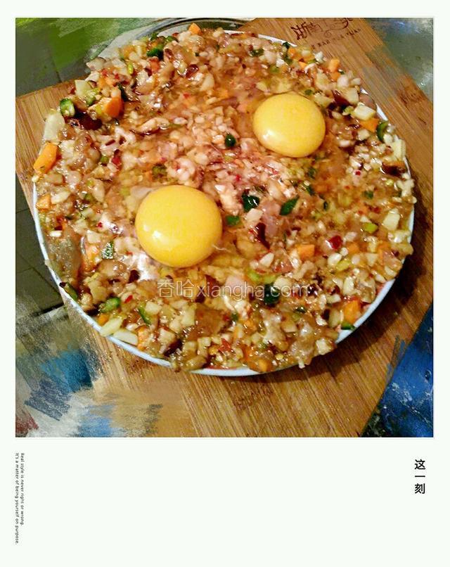 拿两个鸡蛋敲在挖的槽子里，蛋液慢慢的铺满肉饼上。好了，一切就绪，将碟子放入电饭煲中。我是和饭一起煮的，电饭煲下面煮饭，上面蒸肉饼菜。省事，嘿嘿。