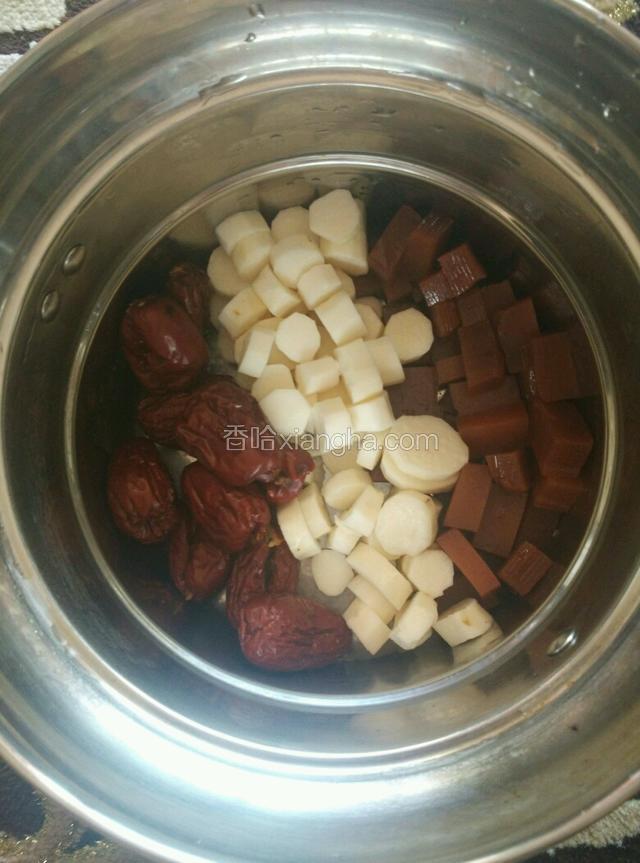 将山楂羹切成块，山药削皮切成块，红枣去核