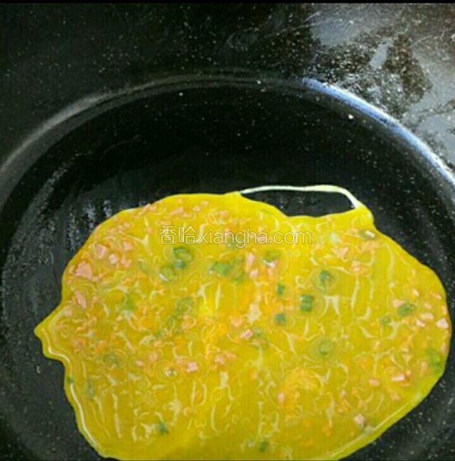 锅上火，刷薄薄的一层油，油热，舀一勺蛋液放入锅中，拿起锅子，将蛋液晃平。