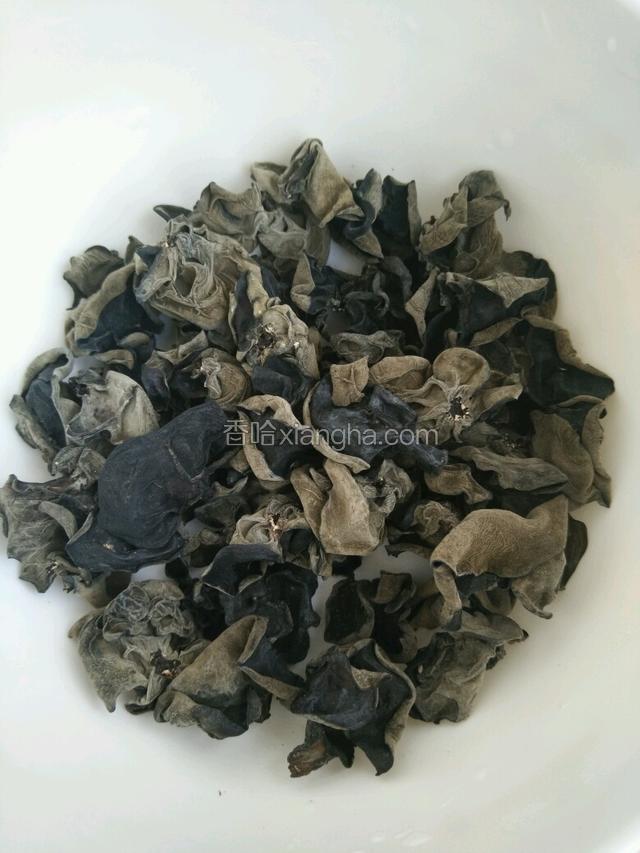 将干木耳放在碗里