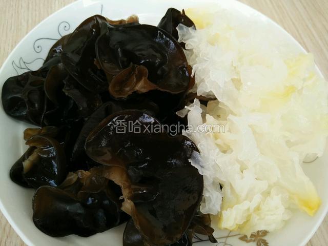 泡好后分别把银耳和木耳用剪子剪去根蒂后清洗干净备用