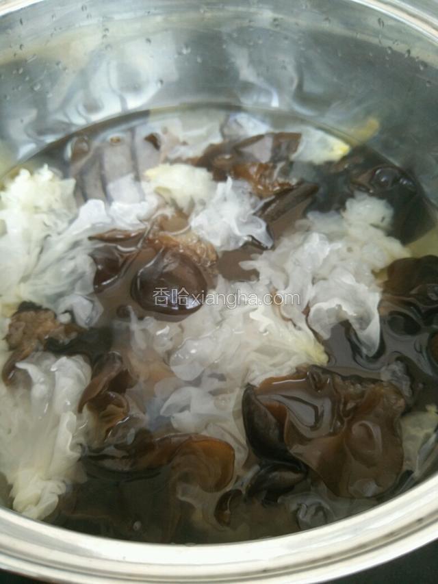 坐锅烧水等水开后倒进木耳和银耳煮2分钟即可捞出来