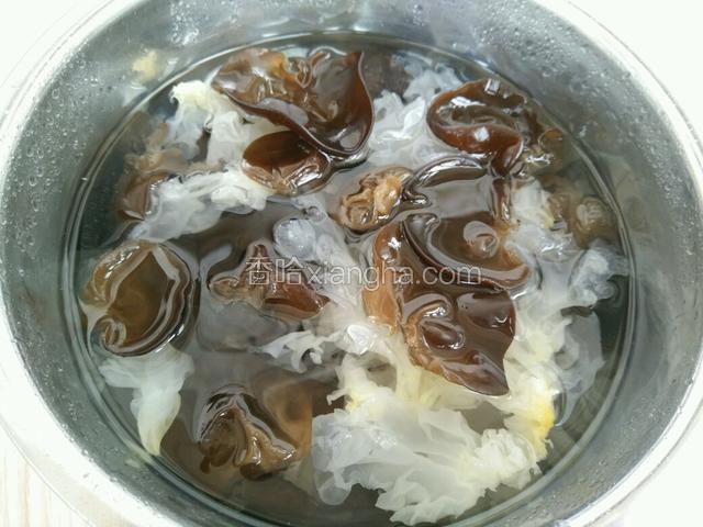 捞出来后放进提前准备好的凉水中泡5分钟后捞出过滤控水