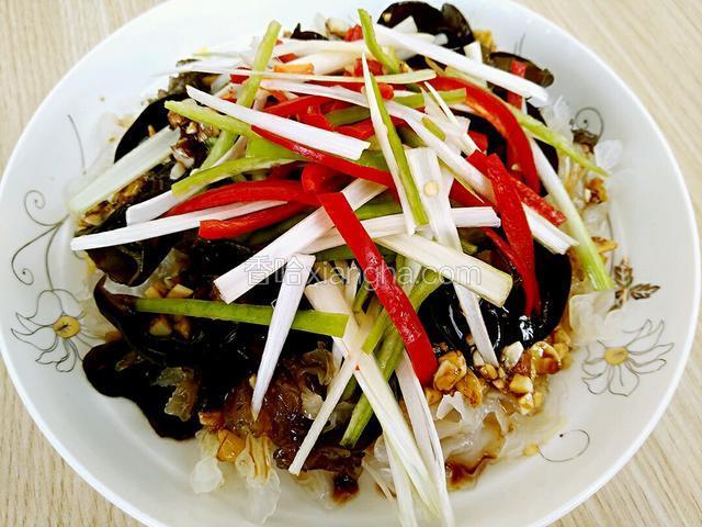 将葱丝和辣椒丝摆在木耳上面