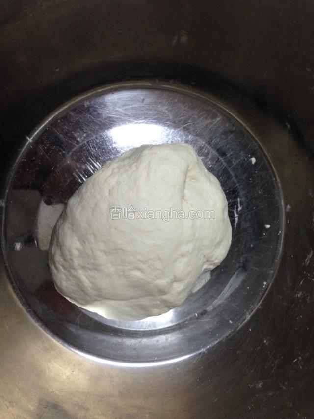 用一碗面粉和成软软的面团