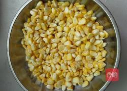 玉米炒火腿肠的做法图解1