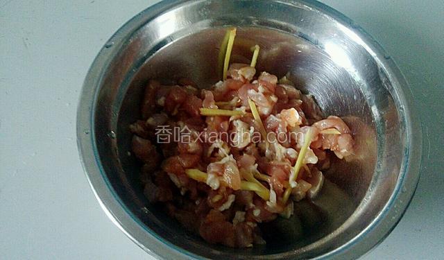 肉末加姜丝，盐，美味鲜酱油少许腌制备用
