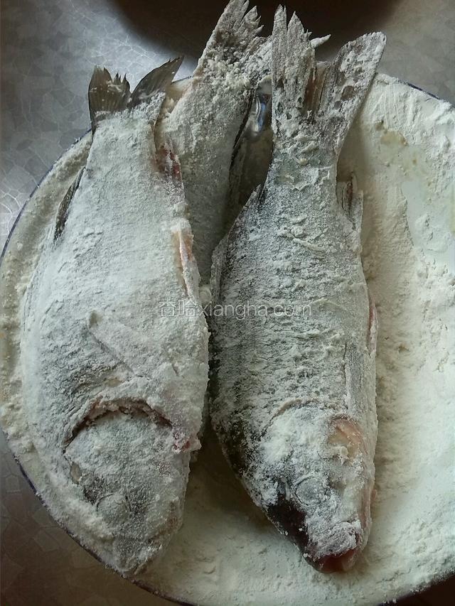 鱼两面沾干面粉