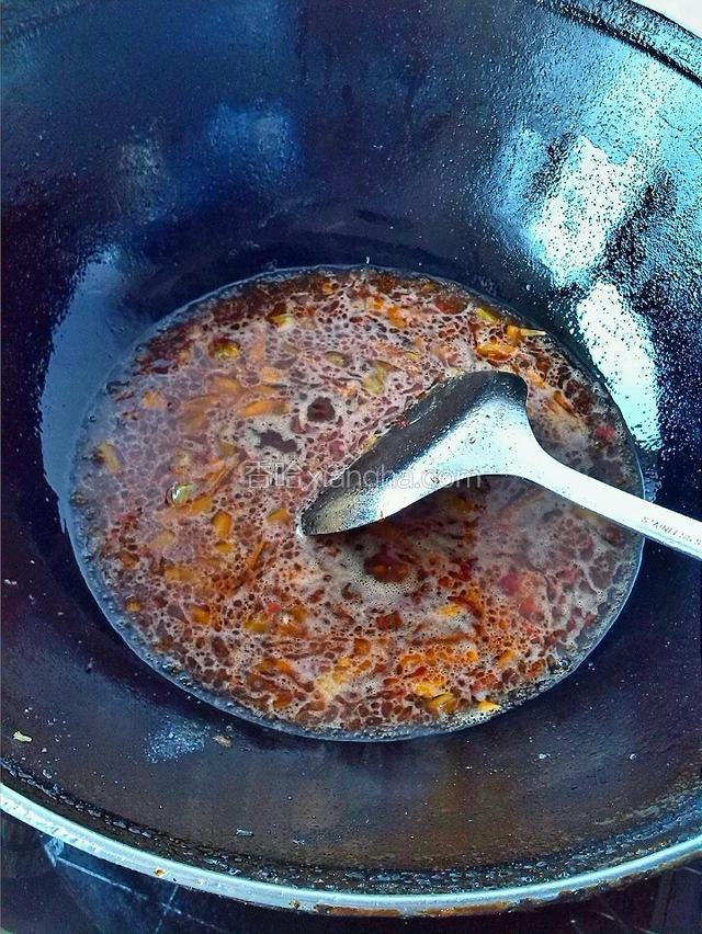 加一碗水放料酒，酱油，醋、胡椒粉、精盐、白糖味精烧开