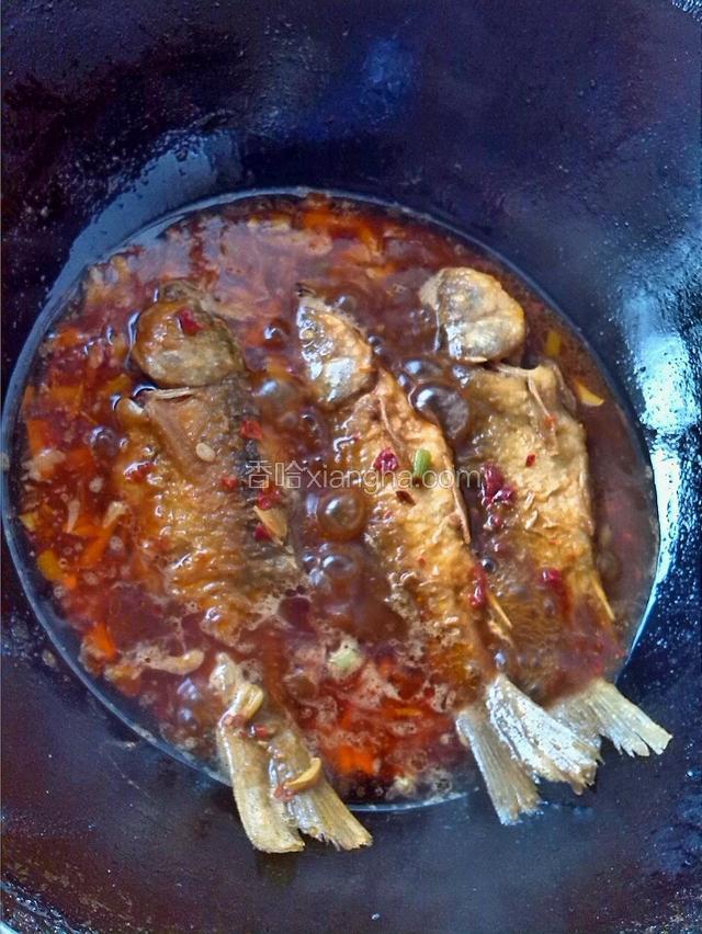 放入炸好的鱼煮5分钟关小火多焖一会入味