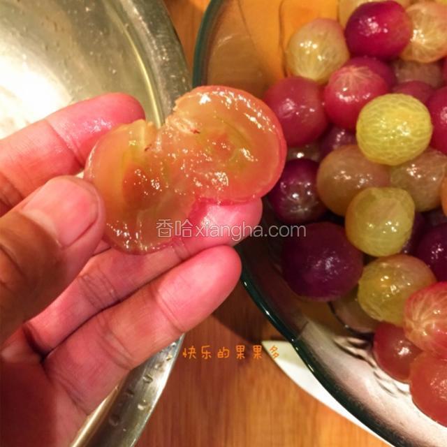 对半切开取出葡萄籽（葡萄籽取出后亦可留着备用）；