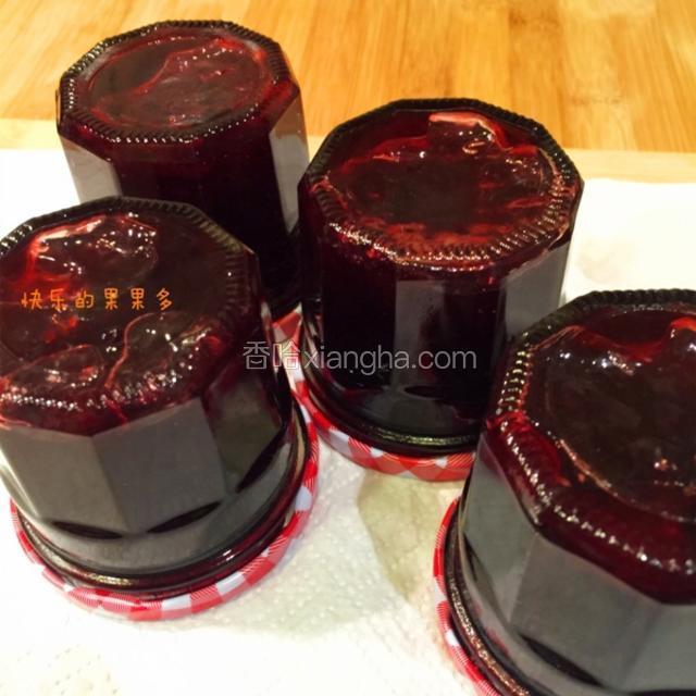 将果酱装进瓶内，盖紧瓶盖后趁热倒扣；倒扣30分钟后洗净瓶身，置于室温3~7天再放进冰箱中冷藏；