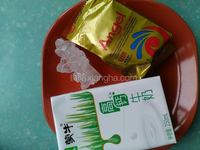 准备食材，冰糖我用料理机打成糖粉了。