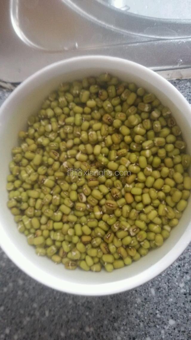 绿豆洗净，用清水泡8一10个小时